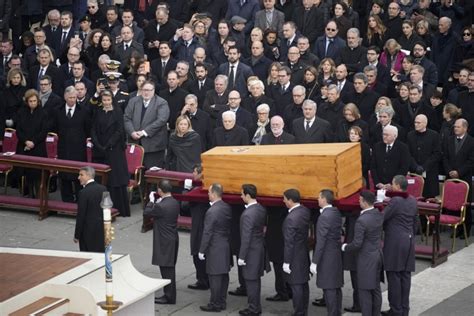 Pope Benedict funeral: Francis leads Vatican ceremony