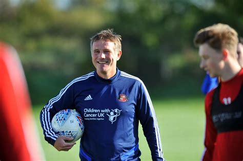 Phil Parkinson takes first Sunderland training session as manager ...