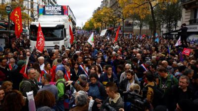 Thousands take to the streets of Paris to protest soaring prices - Times of India