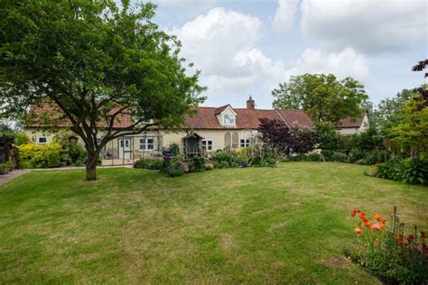 English Country Cottage Garden Editorial Stock Photo - Image of patio, british: 265693708