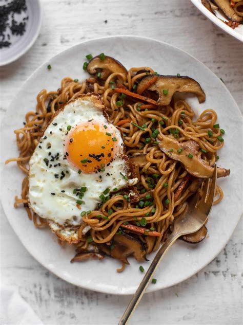 20 Minute Ramen Noodles with Sesame Fried Eggs - Veggie Ramen