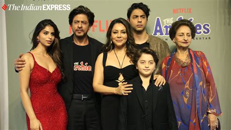 Shah Rukh Khan strikes a perfect pose with Gauri, Aryan, AbRam at ...