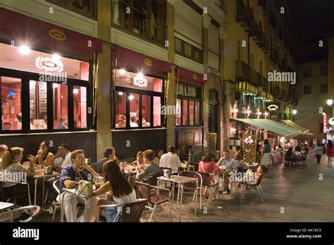 Sidewalk cafes and bars at night in the city centre, Madrid, Spain Stock Photo: 1251528 - Alamy