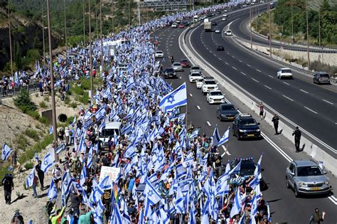 Tens of thousands march to Jerusalem from Tel Aviv to protest Israel’s ...