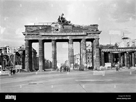 Brandenburg gate 1945 hi-res stock photography and images - Alamy