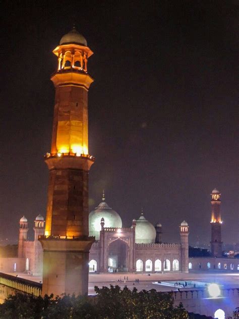 Badshahi mosque night view | Perjalanan