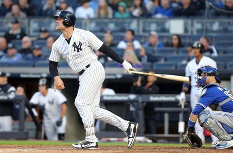 Yankees' Matt Holliday collects 300th career home run