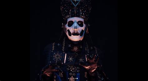 Ghost transforma su personaje "Cardinal Copia" en el "Papa Emeritus IV" durante su concierto en ...