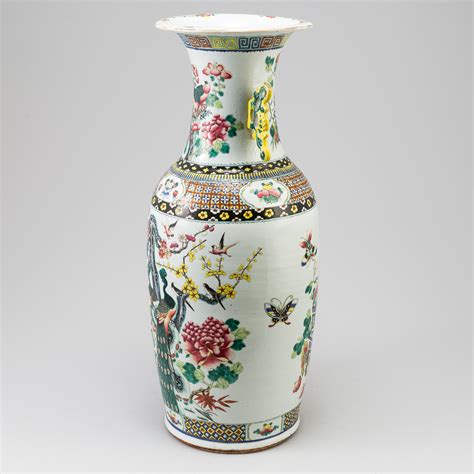 A Chinese porcelain vase, late Qing dynasty, circa 1900. - Bukowskis