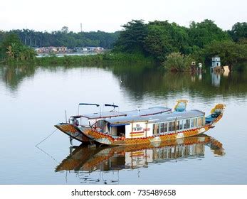 Luxury Floating House On River Side Stock Photo 1157596441 | Shutterstock