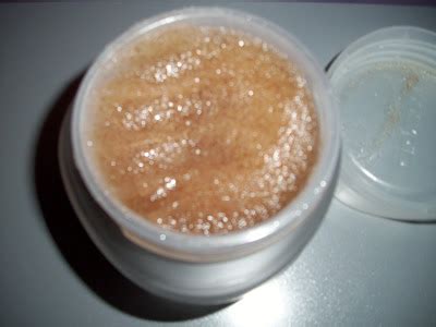 Lacroix the Beauty Blog: Body Scrubs: The Gingerbread Man vs. Hot Chocolate