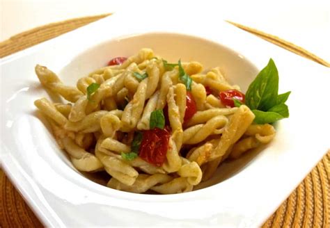 Gemelli Pasta with Tomatoes, Basil and Garlic