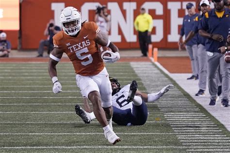 Texas RB Bijan Robinson Wins 2022 Doak Walker Award