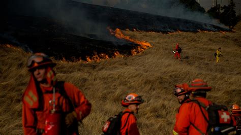 California Fire Updates: More Evacuations and Blackouts Ordered - The New York Times