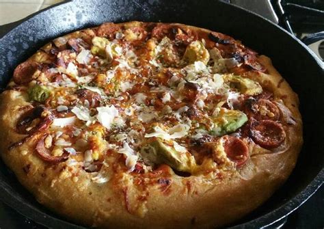 Bbq pepperoni deep dish pizza in a Cast Iron skillet Recipe by Lamo's Kitchen - Cookpad