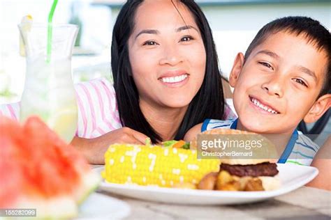 Vietnamese Family Eating Stock-Fotos und Bilder - Getty Images