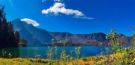 Foto Danau Segara Anak ketinggian 2000 meter Gunung Rinjani