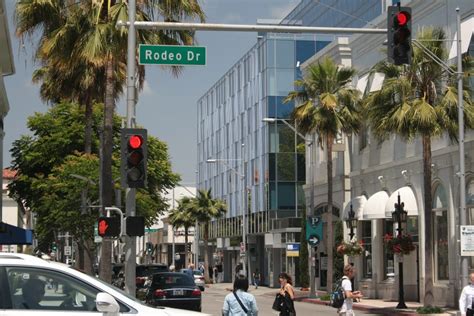 Rodeo drive – luxury shopping avenue | LA Shopping Guide