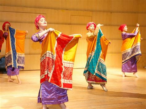 Traditional Maranao Dance: Kapa Malong Malong