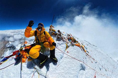 The Bodies of Mount Everest Climbers Now Serving as Guideposts