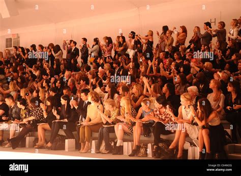 Fashion show runway audience hi-res stock photography and images - Alamy