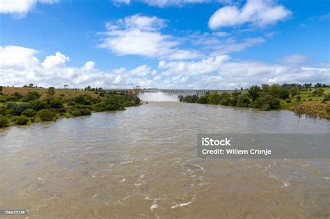 Vaal River And Dam Wall Stock Photo - Download Image Now - River, Dam, Flood - iStock