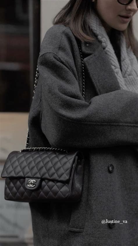 Black Chanel Bag Outfit Inspiration | Idee di moda, Giacca autunnale, Look autunnali