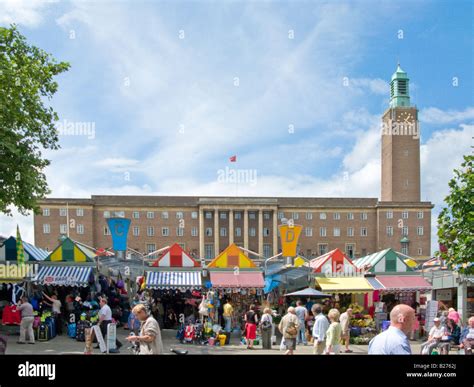 Norwich City Hall and Market Place with market stalls Stock Photo - Alamy