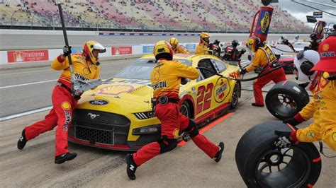 What Happens During a NASCAR Pit Stop?