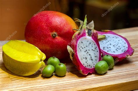 Frutas exóticas de kumquat, cherimoya, carambola, kiwi, mango 2022