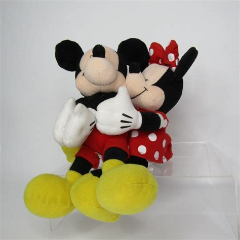 Mickey Mouse And Minnie Kissing