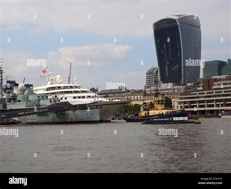 Cruise ship passing through Tower Bridge on the River Thames Stock ...