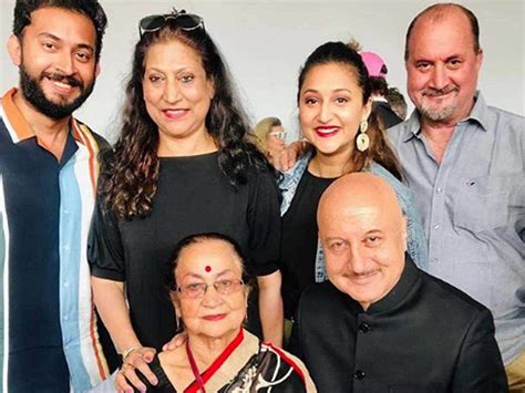 Anupam Kher Confirms his Mother is now COVID 19 Negative | Filmfare.com