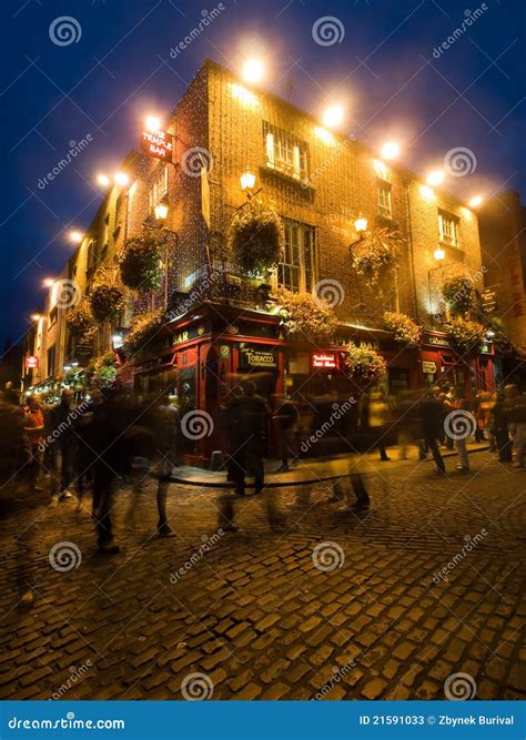 Temple Bar Nightlife in Dublin Editorial Stock Photo - Image of scene ...