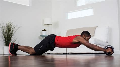 How To Use An Ab Roller To Train Your Core And Build A Six-Pack ...