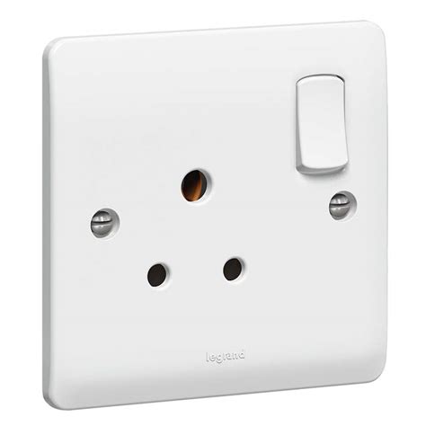 Socket 3 Pin With Switch 5A Round – Shahid International