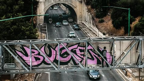 BROAD DAYLIGHT GRAFFITI | BUGE (BAMC) on HIGHWAY SIGN over SPEEDING ...