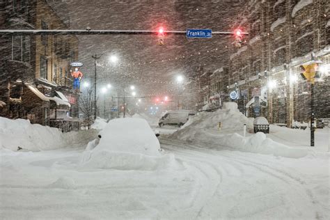 Winter storm turns New York into war zone as 9 more inches of snow on ...