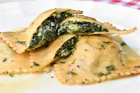 Homemade Spinach and Ricotta Ravioli | Spinach and ricotta ravioli, Ravioli filling, Homemade ...