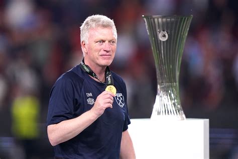 David Moyes hands over medal to his father after West Ham end wait for ...