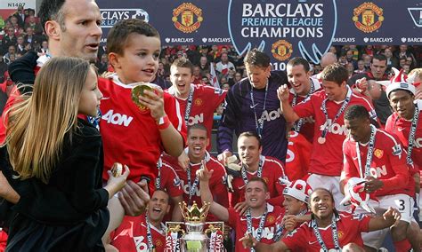 Manchester United lift the Premier League trophy | Daily Mail Online