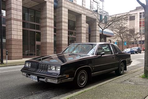 Old Parked Cars Vancouver: 1981 Oldsmobile Cutlass Supreme Calais