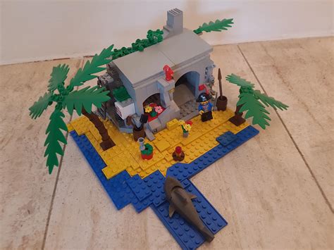 Found my old Lego and was occupied building this Pirate Island MOC for 2 hours : lego