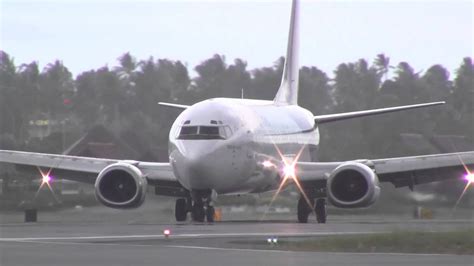 Crosswind Landing Boeing 737-400 Thai Airway Ko Samui - YouTube