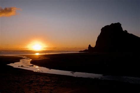 Sunset at Piha Beach in New Zealand | Jana Meerman