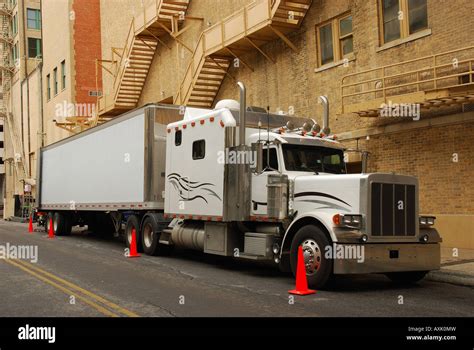 American semi truck hi-res stock photography and images - Alamy