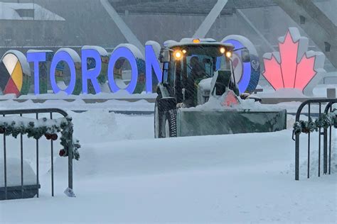 Toronto's full fleet of ploughs clear snow-covered streets | Reuters