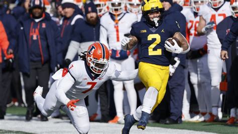 Michigan Heisman candidate running back Blake Corum leaves with knee injury