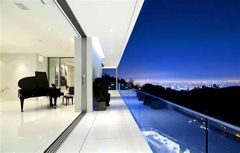 A Gorgeous Mulholland Drive Estate Offers Luxury And Splendid Views | Hollywood hills, Swimming ...