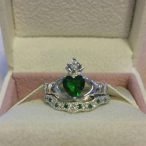 Silver Emerald Claddagh Wedding Engagement Ring Set | Claddagh ring wedding, Celtic engagement ...